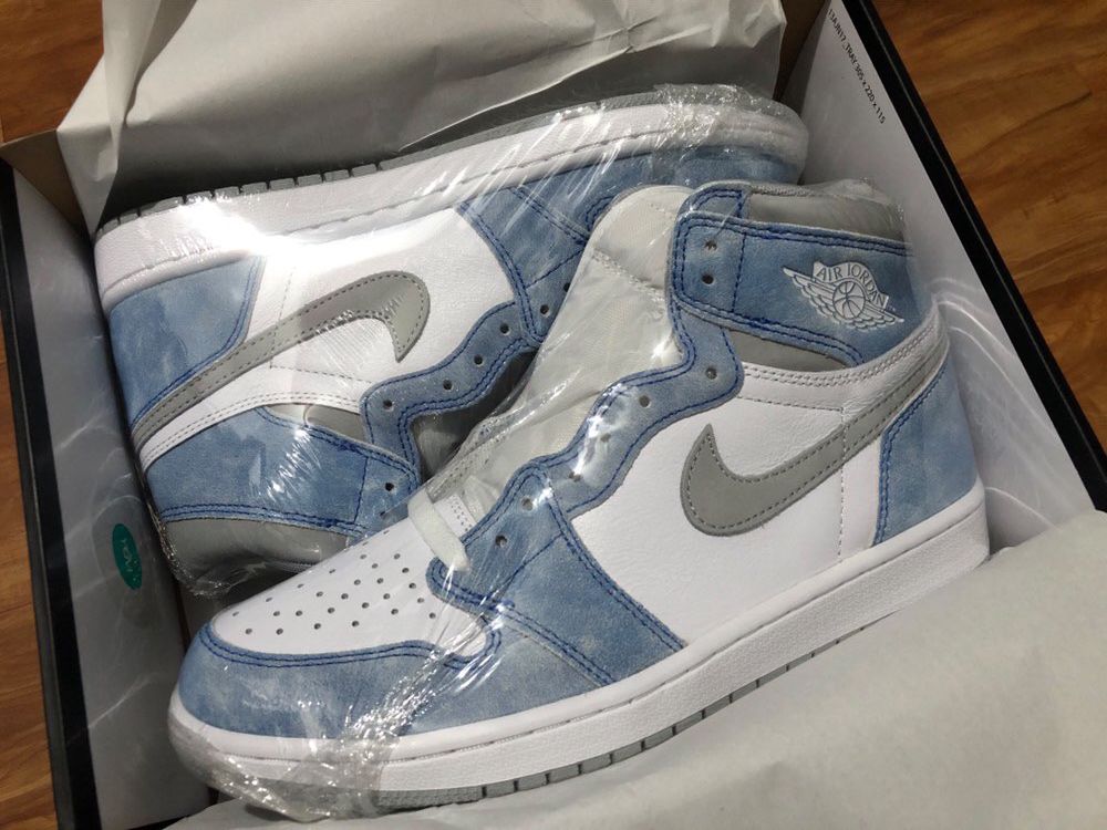Air Jordan 1 Retro High OG Hyper Royal