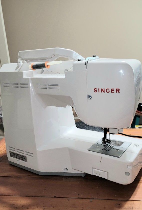 Like New Singer Fashion Mate Model 7256 Sewing Machine and Machine Foot