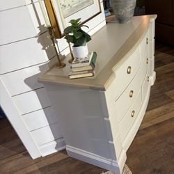 Beautiful neutral cream dresser with a real wood top – perfect for bedrooms, guest rooms, or apartments. Freshly refinished in a soft cream with a nat