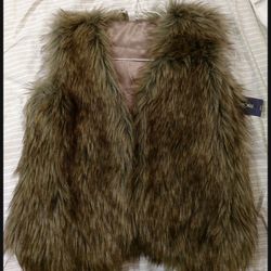 New Girls Fur Vest size yl 14-16