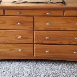 Oak wooded sturdy 6 drawer dress with top jewelry drawer