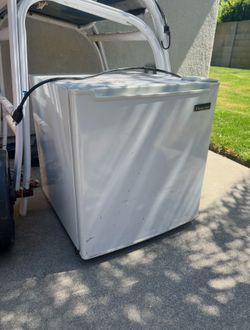 Magic chef mini fridge
