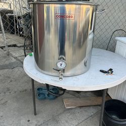 Concord Kettles 180qt S-Series Stainless Steel Brew Kettle w/ Domed Lid.