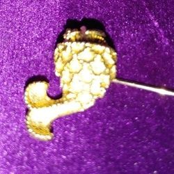 Gold tone 1977 Fishy Sweater Stick Pin