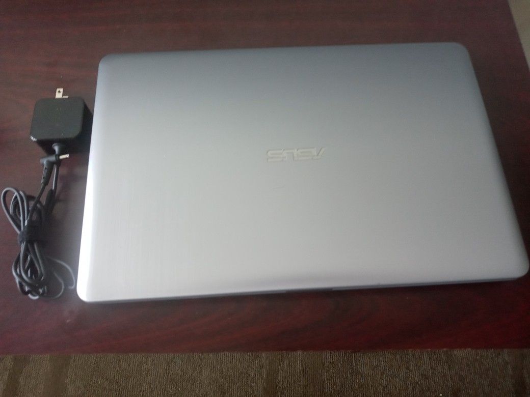 Asus X540LA-SI30205P 15.6-Inch Flagship Premium Laptop (Intel Core i3-5020U 2.2GHz Processor, 4GB DDR3,500GB SSD, Windows 11 Silver