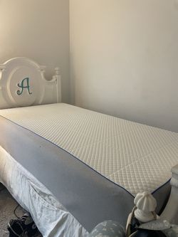 Twin mattress & Twin wood bed frame