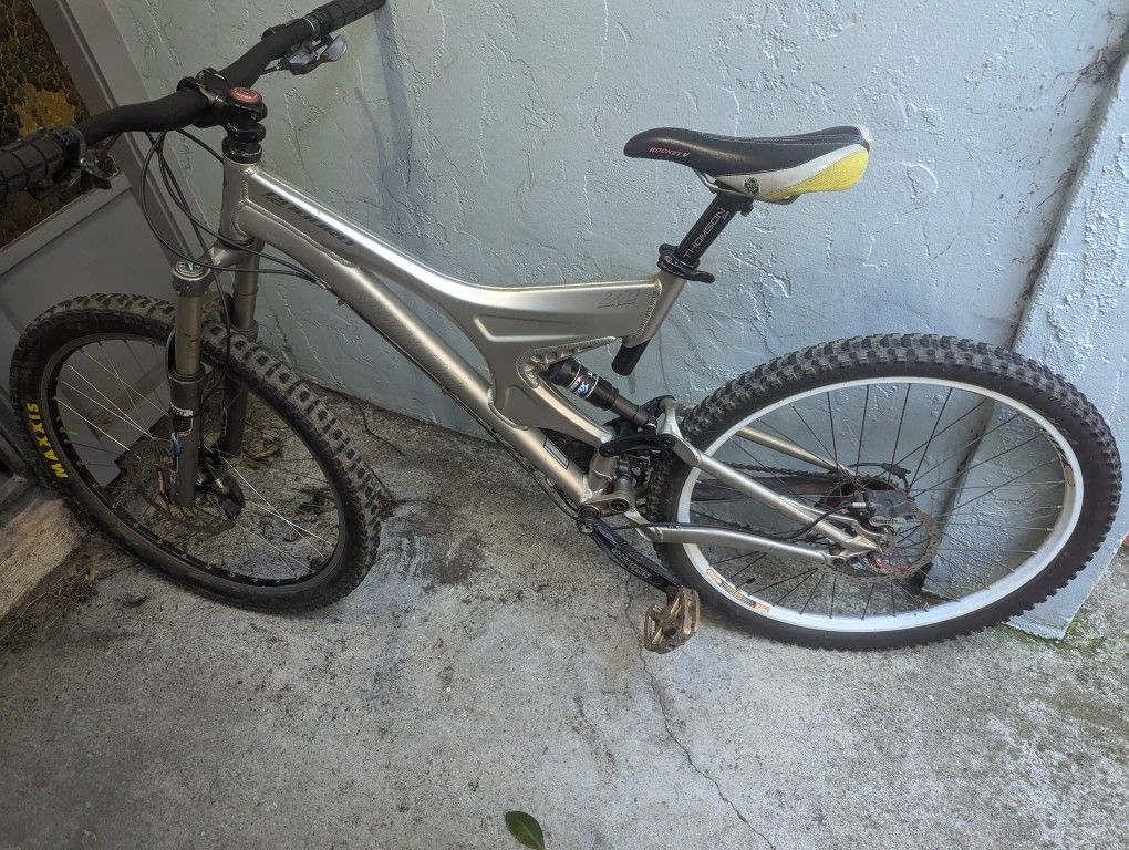 SPECIALIZED ENDURO MOUNTAIN BIKE FULL FOX SUSPENSION