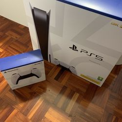 White PlayStation 5 (PS5) – 2 Weeks Used, Very Clean, No Fault + 2 New Controllers. Brand.  Sony,  Color White. Storage Size: 825GB SSD. Controllers: 