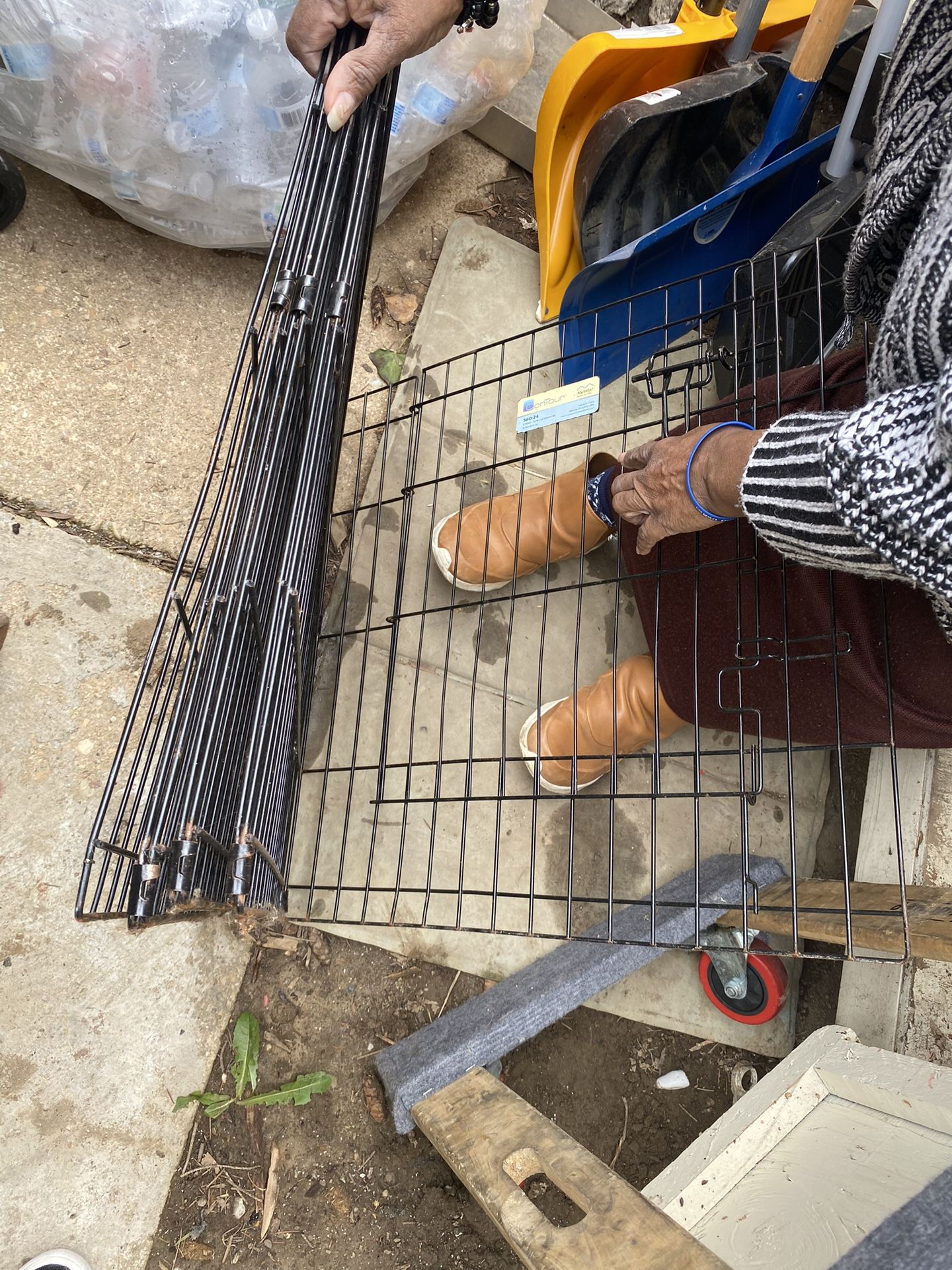 SMALL DOG WIRED KENNEL WITH MAT