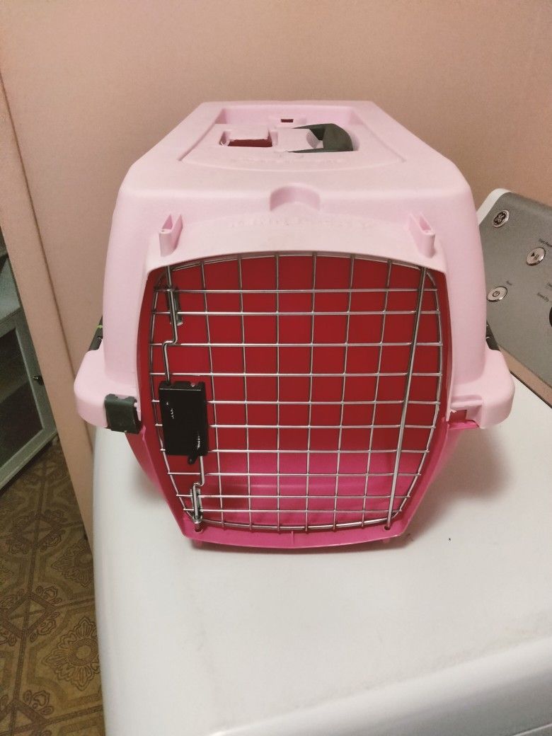 One Petmate Animal Carrier 