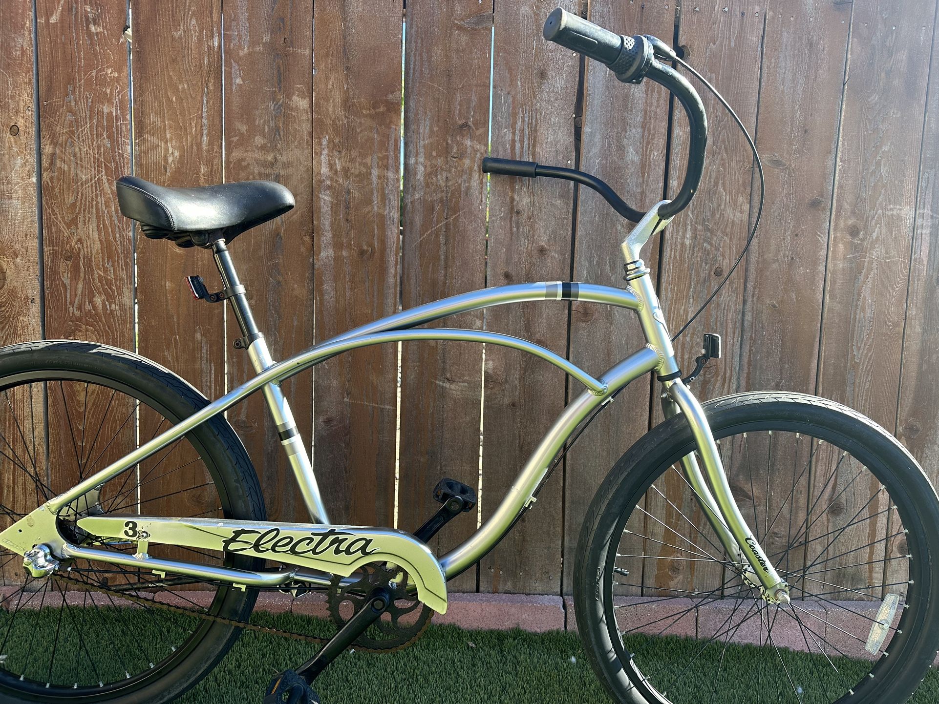 Electra Coaster Midel Men’s 3 Speed Beach Cruiser. 26 inch. Silver Gloss with White Black .