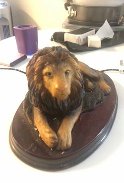 Solid lion 🦁 statue for decoration asking $5