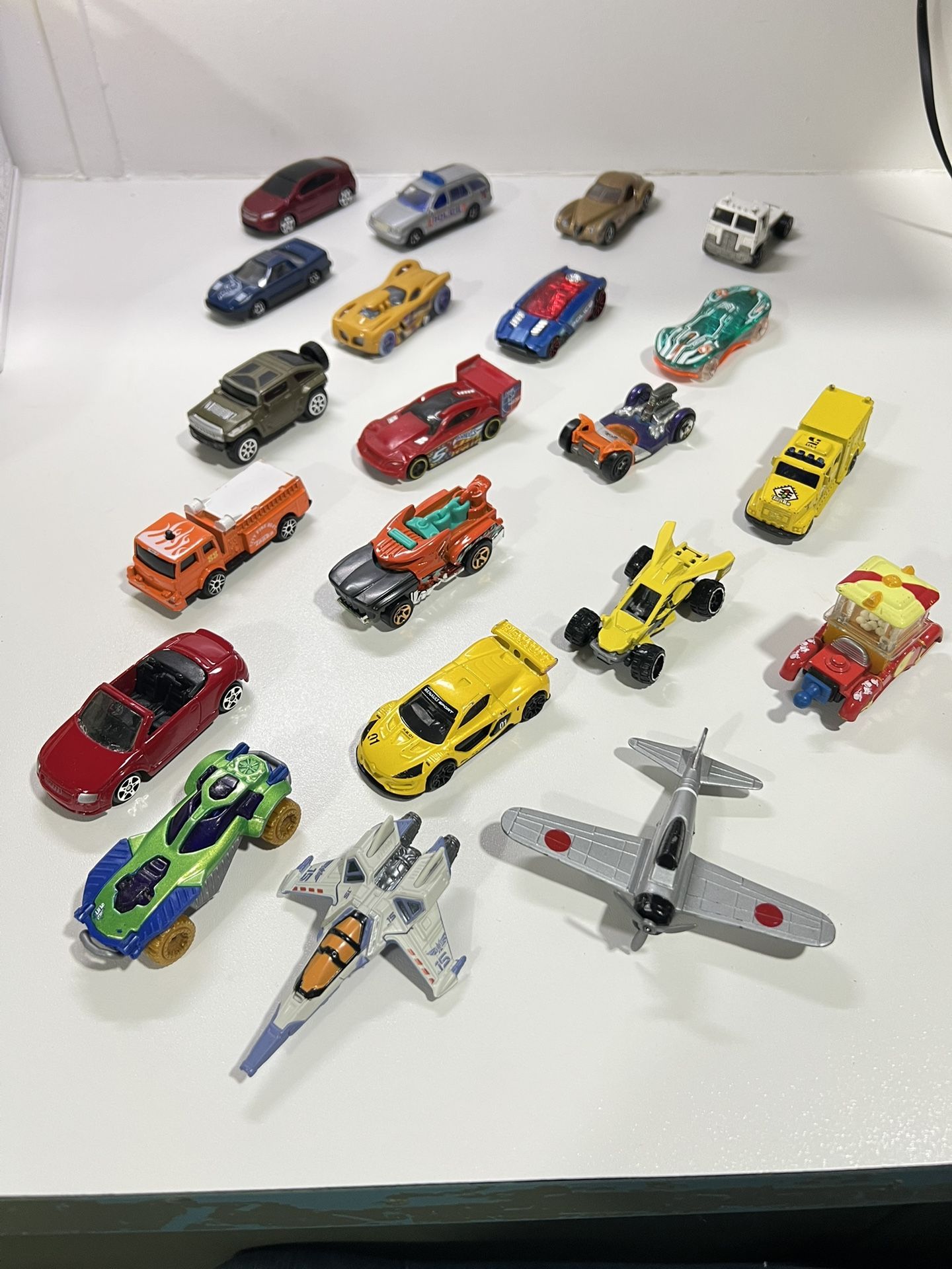 Hot Wheels MISCELLANEOUS TOY FIGURES LOT CARS Mix 21 pieces