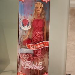 VALENTINES DAY BARBIE DOLL WITH LOVE H8254 HEART NECKLACE CARD PURSE BRUSH 