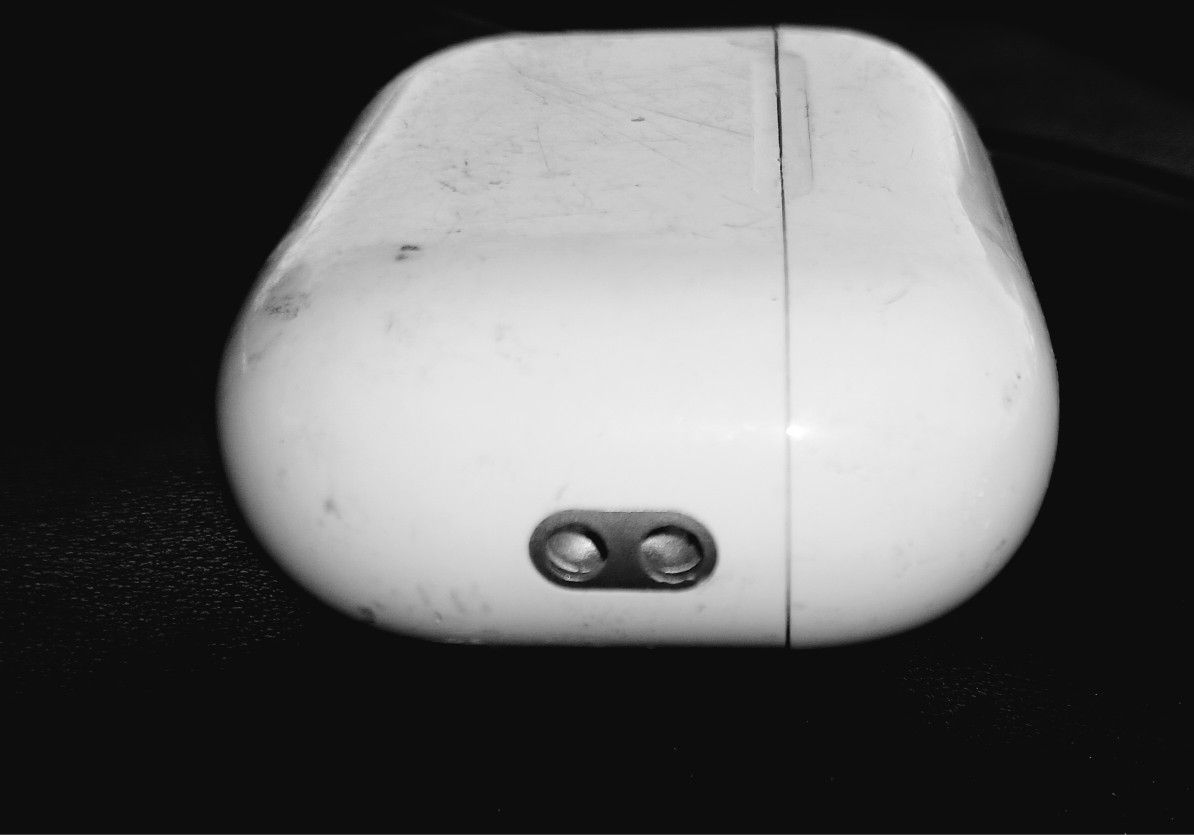 Airpods Pro 2 - RIGH EAR REPLACEMENT PLUS CHARGING CASE WITH MAG STRIP
