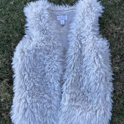 Girls Size 7/8 Fur Vest ! Great Condition !!