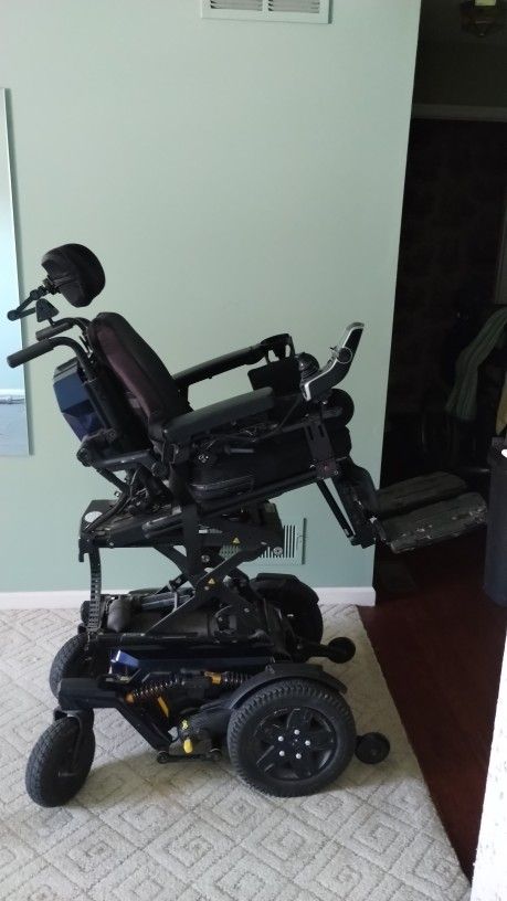Quantum 4 Front Power Chair