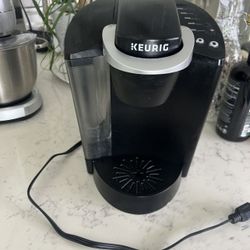 Cafetera Keurig con accessories y cafes