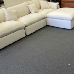 New Luxury Performance Cloud Sectional Couch / Free Delivery 