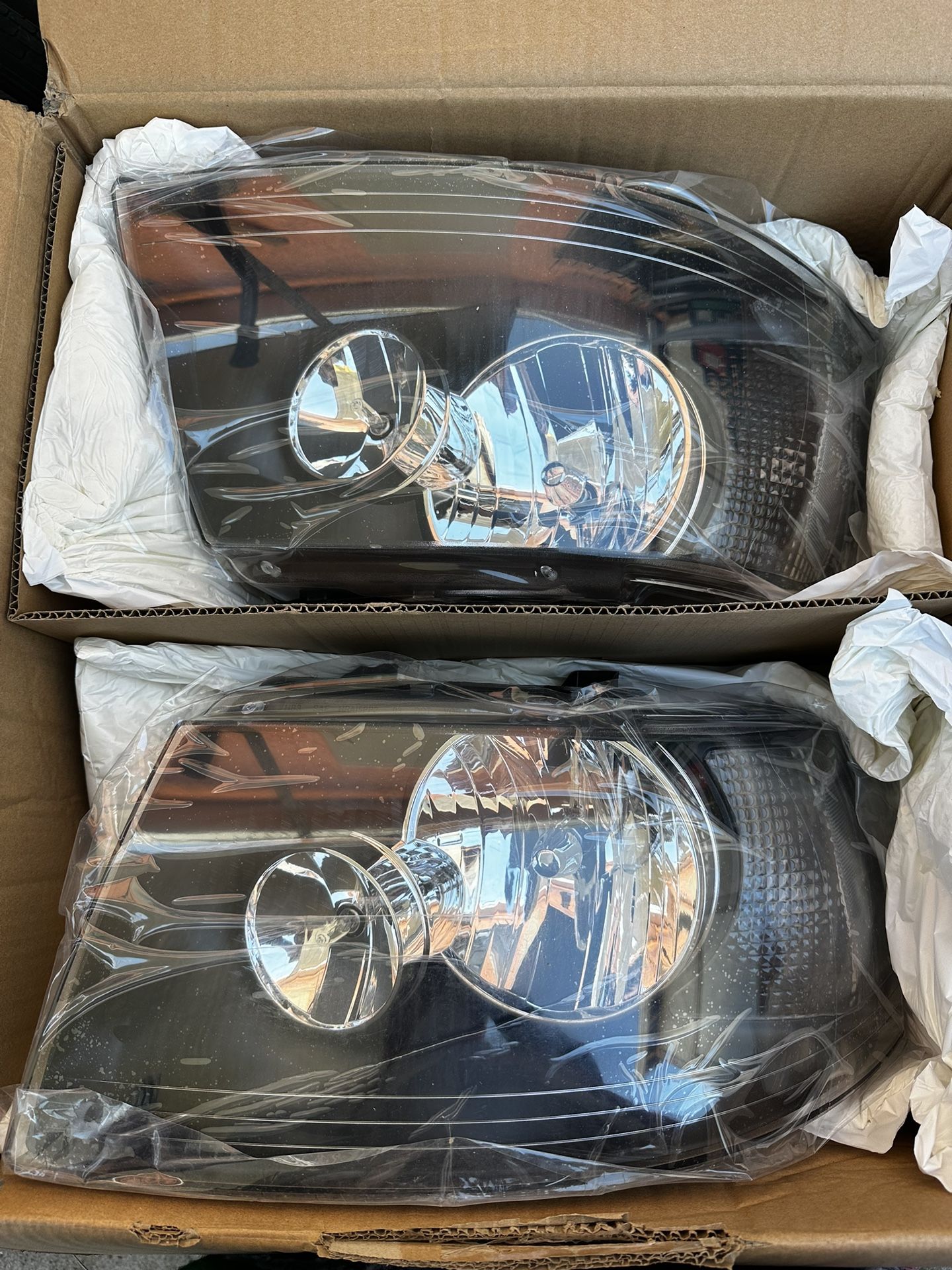 Ford Expedition Headlight Year 2003-2006