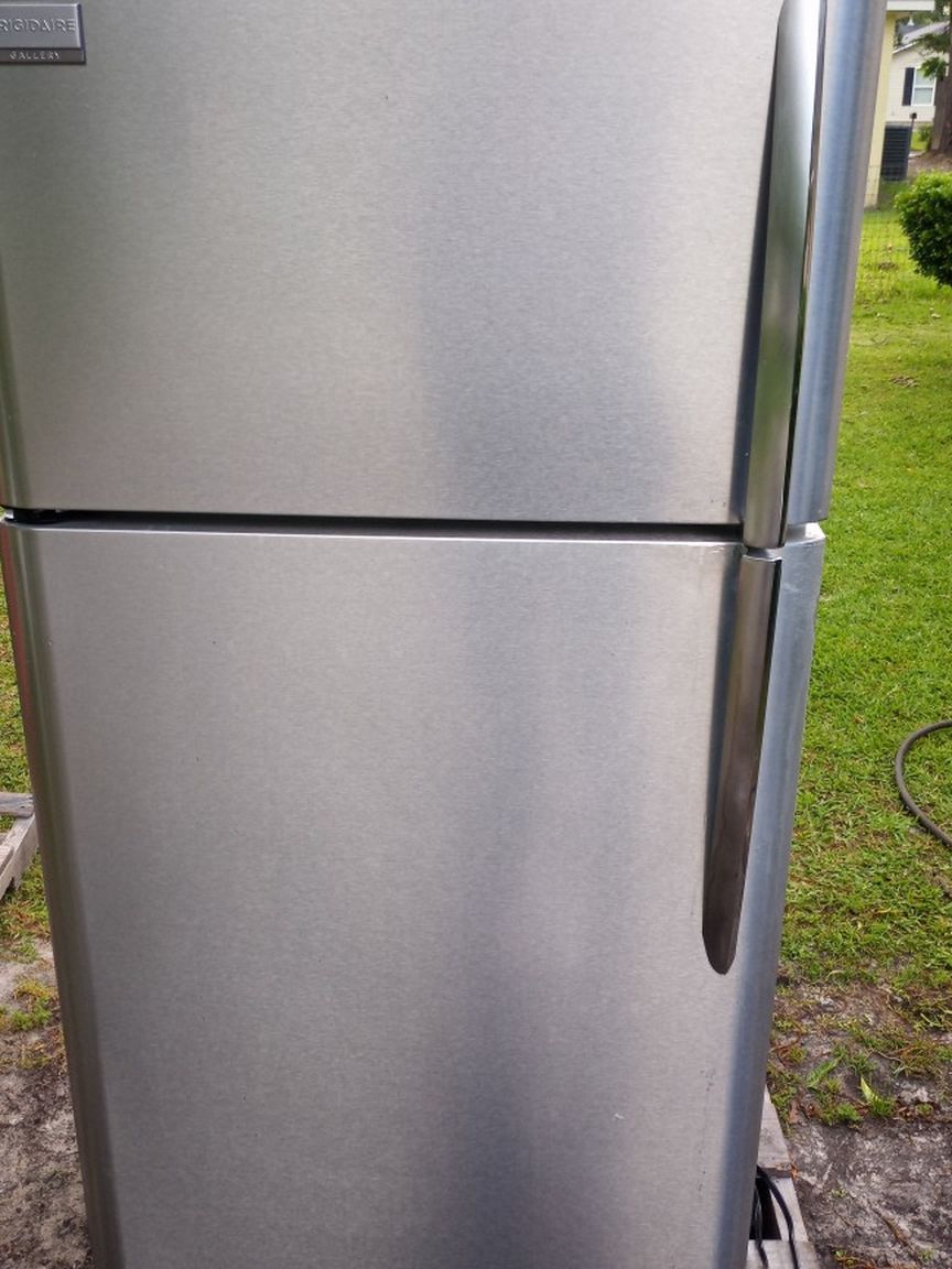 2019 Frigidaire Stainless Door Fridge With Ice Maker