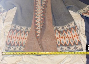 Women’s XL Wrap Sweater With Geometric Patterns. 