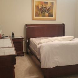 Bedroom Set Excellent Condition Includes Matress Queen Size