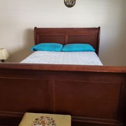 🥰BEAUTIFUL QUEEN SIZE BEDROOM  SET:  BED FRAME, DRESSER, NIGHTSTAND- SOLID  WOOD🌹