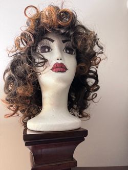 Short curly wig