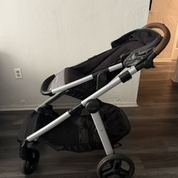 Graco stroller + infant car-seat travel system — One-and-done solution for car ↔ stroller. • Easily clips the infant car seat into the stroller frame 