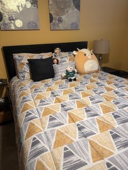 Bedroom set queen size6 pieces. Great condition. No mattress is $900. Beautiful,
