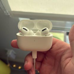 Airpod Pro’s Noise Cancelling Earbuds