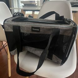 pet carrier w/ straps