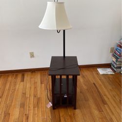 End Table With Lamp Like New