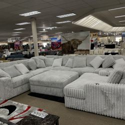 SECTIONALS/ BEDROOM SETS 