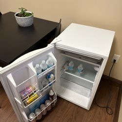 Free Mini Fridge *read Description*