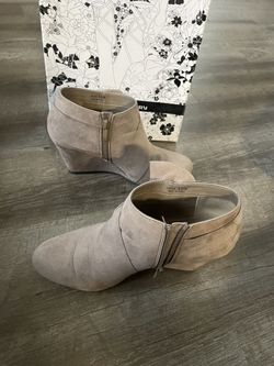 Chinese Laundry “Vivid” Suede Wedge Booties – Pebble Taupe – Women’s 8.5 – Gently Worn