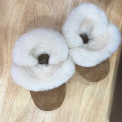 Ugg  Size 2/3 Baby Shoes