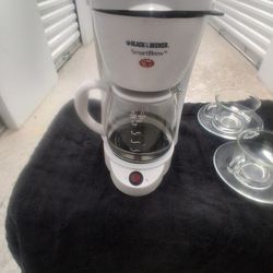 NEW, NEVER BEEN USED "BLACK AND DECKER" COFFEE MAKER, AND 2 ANTIQUE GLASS CUPS WITH SAUCERS MADE BY "MEXICO 20" PLUS A BAG OFF COFFEE FILTERSTO BOOT, 