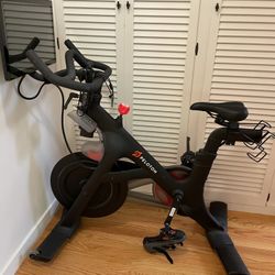 Peloton Bike 2020 Like New 
