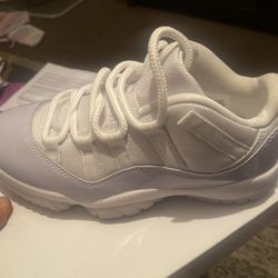 Retro Jordans  11 Size 6.5 Women Color Is Violet In White