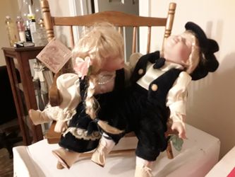 Crowne benchwith antique kissing dolls