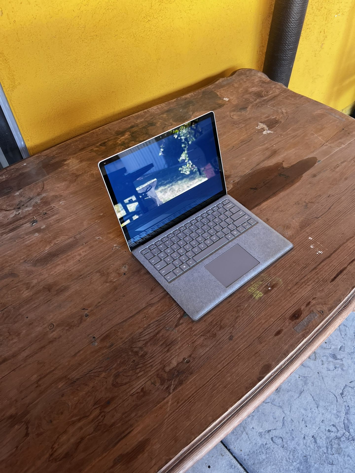 Surface Pro 5 LTE – 256GB SSD / i5 / 8GB + Keyboard