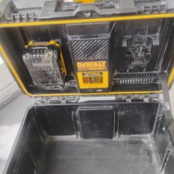 DeWalt Charger Box And 4ah Battery 