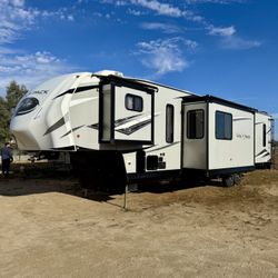 2021 WolfPack Platinum 325PACK16 Toy Hauler 