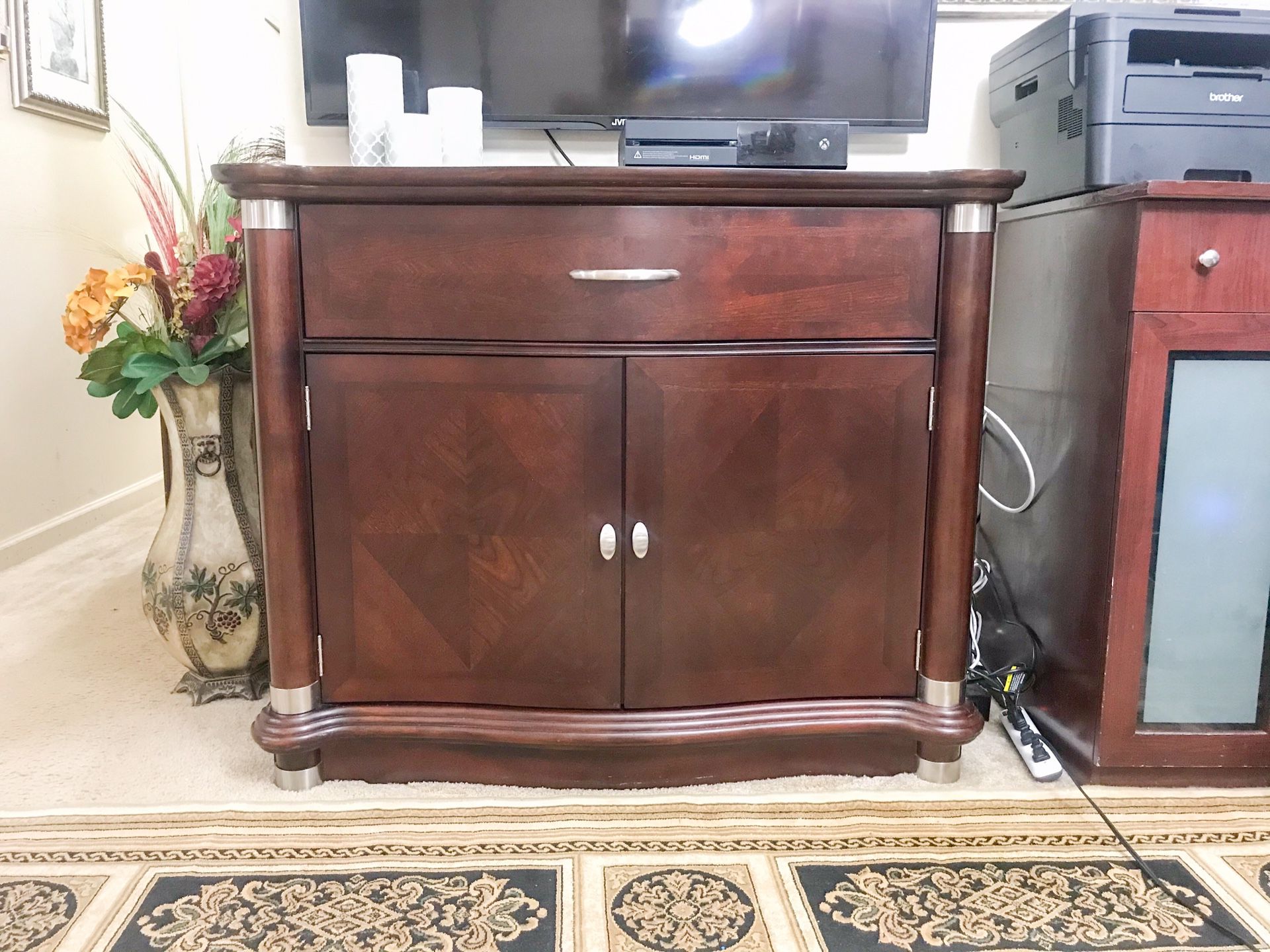 Klaussner 2-doors cabinet with drawer like new