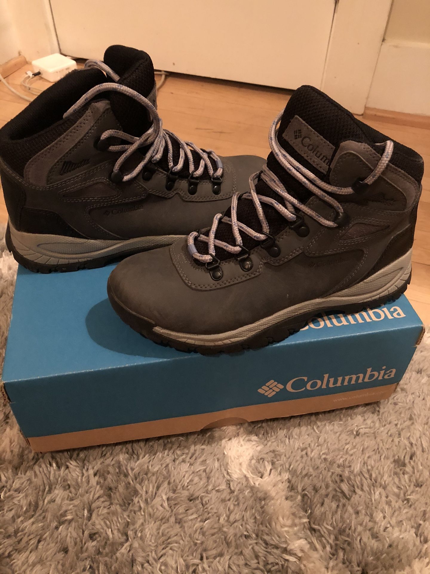 Columbia Hiking Boots Like NEW - Women’s Size 7.5