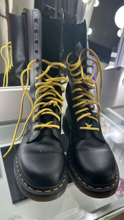 DR MARTEN BOOTS