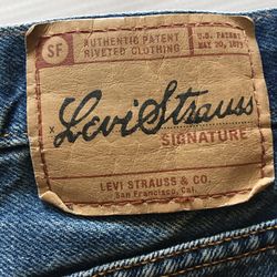 LEVI STRAUSS LOOSE FIT 32 x 34 SIGNATURE LOOSE FIT COLOR: BLUE  CONDITION: SLIGHTLY DISTRESSED AND EXCELLENT  ONLY $20. LOCATION: HORIZON AND GREENWAY