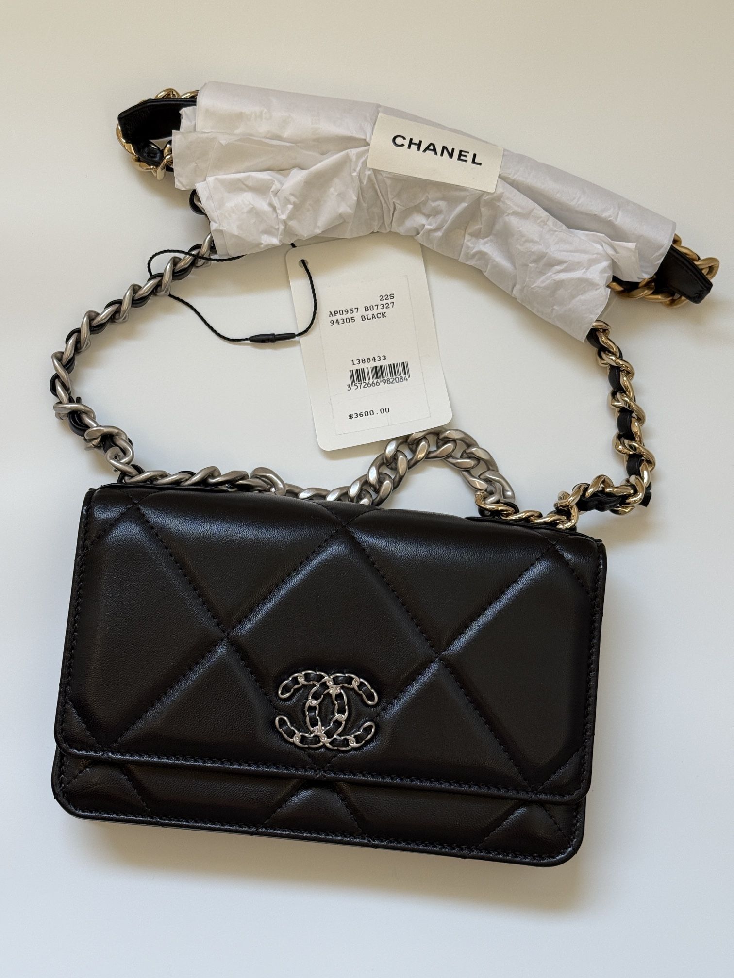 100% AUTHENTIC Bnwt 22S Chanel 19 Quilted Lambskin WOC in Classic Black Wallet on Chain NEW